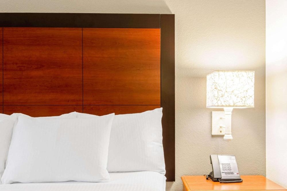 La Quinta Inn & Suites by Wyndham San Antonio Airport